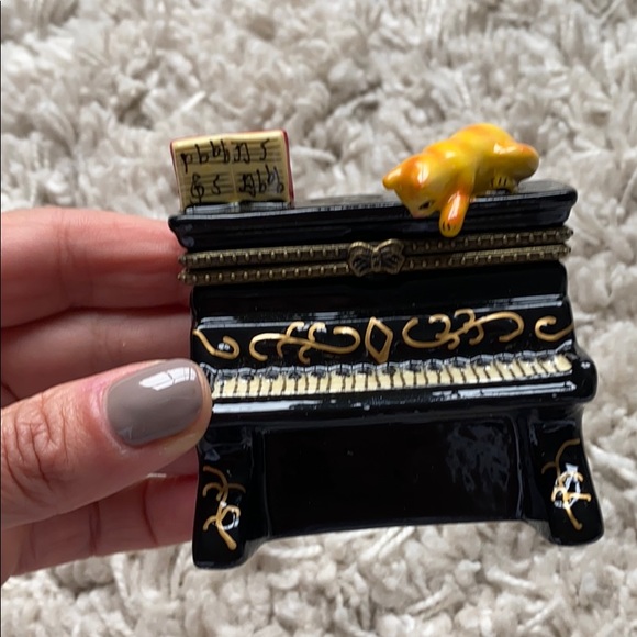 “CAT ON A PIANO “ box